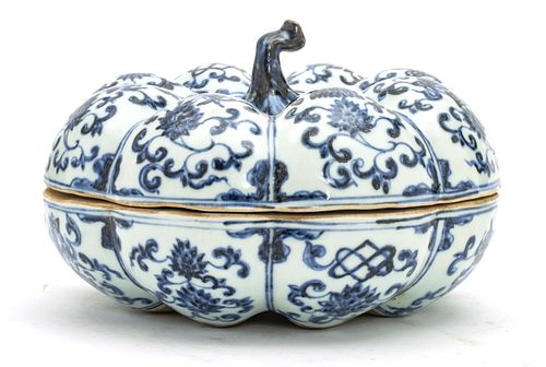 CHINESE BLUE & WHITE PORCELAIN COVERED BOX, H 4.5", DIA 7.5" 