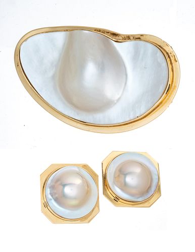 MOBE PEARL & 14 KT YELLOW GOLD BROOCH AND EARRINGS 