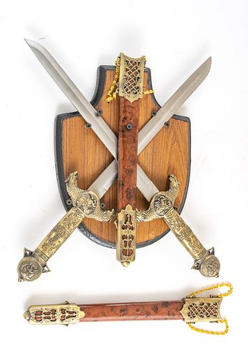 MEDIEVAL STYLE DAGGER DISPLAY, 20TH C., H 14", W 12" 
