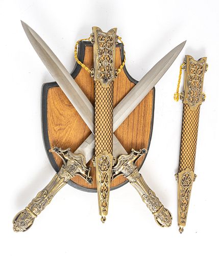 MEDIEVAL STYLE DAGGER DISPLAY, 20TH C., H 14", W 12" 