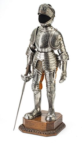 ARMORED MEDIEVAL KNIGHT FIGURE, H 17", W 5"
