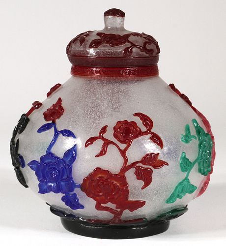 CHINESE SNOW-FLAKE GROUND CARVED FIVE-COLOR OVERLAY CAMEO GLASS FLORAL JAR AND COVER QING DYNASTY, 18/19TH CENTURY H 5.75" DIA 5.25" 