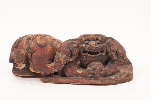 CHINESE CARVED WOOD FOO DOG FRAGMENT, 19TH.C. H 3.8" L 9.5" 