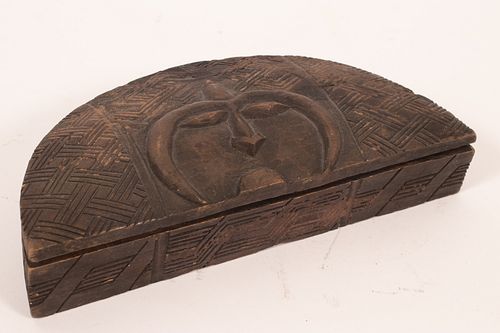 AFRICAN ZULU CHIEF'S TOBACCO WOOD BOX & LOOSE COVER CHIEFS HALLMARK THE COW-BULL' ON LID, (1) W 8.5" D 3.3/4" 