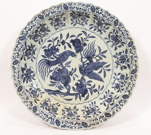 CHINESE MING-STYLE BLUE AND WHITE PORCELAIN CHARGER, DIA 25.75" 