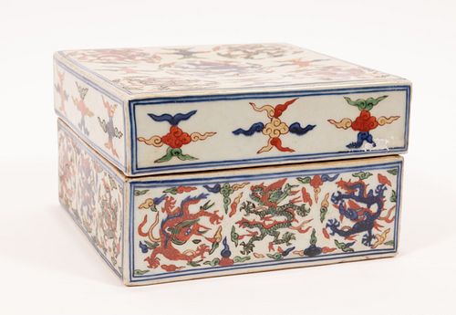 CHINESE MING-STYLE WUCAI PORCELAIN BOX, H 4.5", W 7", L 7" 