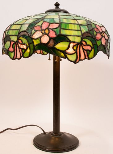AMERICAN LEADED GLASS TABLE LAMP ON PATINATED METAL BASE C. 1920 - 1940 H 23.5" DIA 16.25" 