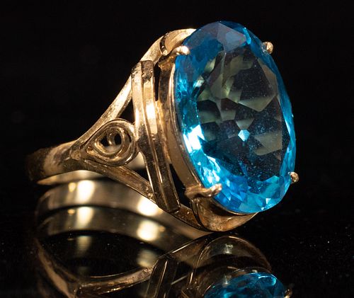 BLUE TOPAZ AND 14KT YELLOW GOLD RING, SIZE 7 