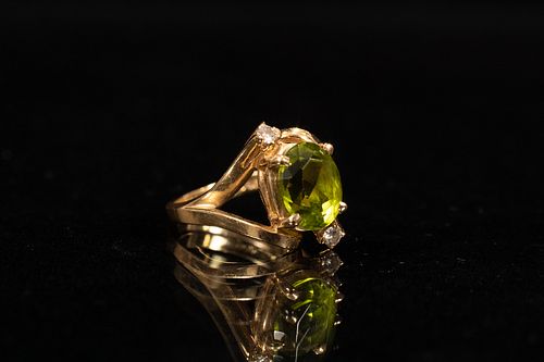 PERIDOT AND 14KT YELLOW GOLD RING, SIZE 6 3/4 