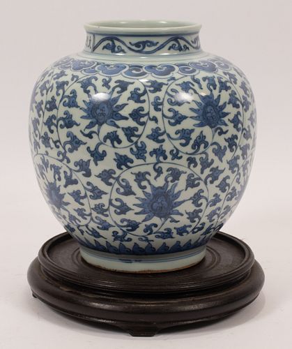 CHINESE BLUE & WHITE PORCELAIN JAR, H 8.5", DIA 8" 