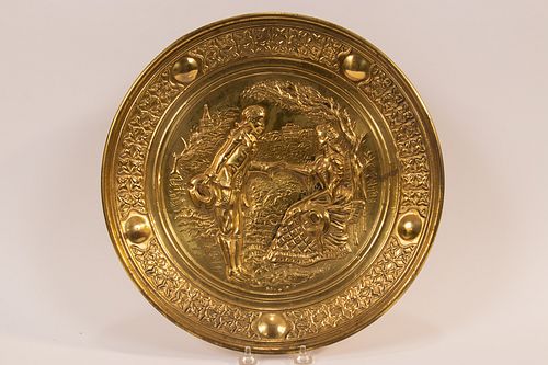 ROUND DECCORATIVE BRASS PLAQUE HAND HAMMERED 'GENTLEMAN COURTING A LADY' LANDSCAPE SCENE DIA 14" 