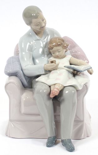 LLADRO PORCELAIN FIGURINE, H 8", W 5", "GRANDFATHER'S STORIES" (6979) 