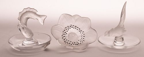 LALIQUE CRYSTAL RING DISHES & 'ANEMONE' FIGURINE, 3 PCS, H 3.25"-4"