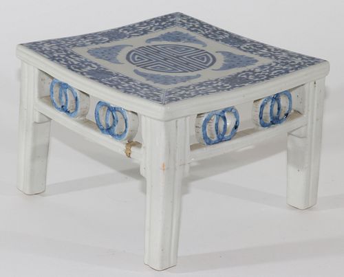 CHINESE PORCELAIN STAND, H 5.5", W 7.5" 