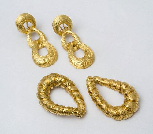 TWO PAIRS OF 18K GOLD HOOP EARCLIPS
