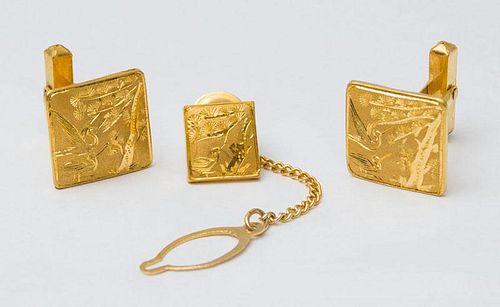 PAIR OF 18K GOLD CUFFLINKS AND A TIE TACK