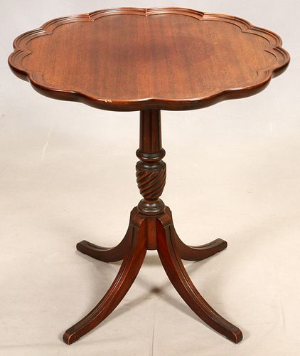 FEDERAL STYLE MAHOGANY PIE CRUST TABLE, C. 1940, H 27", DIA 25" 