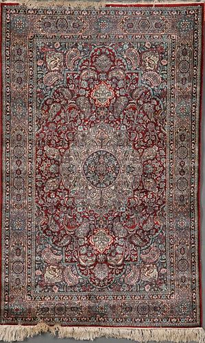 A PERSIAN STYLE HAND WOVEN ORIENTAL RUG CHINESE