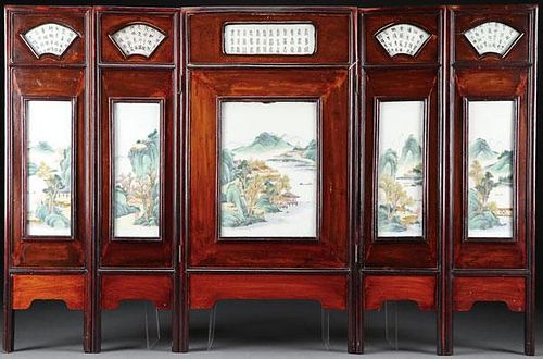 A CHINESE FAMILLE VERTE FIVE PANEL TABLE SCREEN