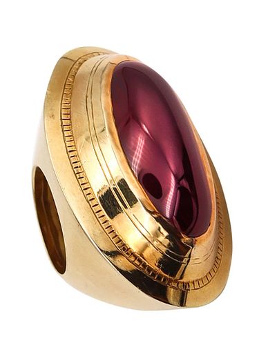 Modernist 1970 Sculptural Ring In 18K Gold With 51,60 Cts Garnet