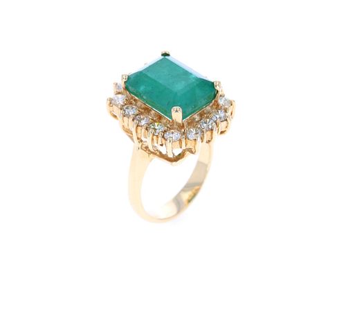 Opulent Emerald & Diamond 18k Yellow Gold Ring