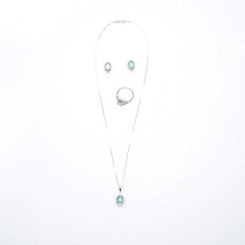 Collar, pendiente, anillo y par de aretes con esmeraldas corte oval en plata .925. Talla: 6. Peso: 9.3 g.