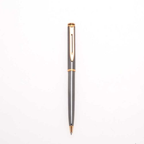 Bolígrafo de la firma Waterman. Cuerpo en acero color grafito. Clip en acero dorado. Estuche original.