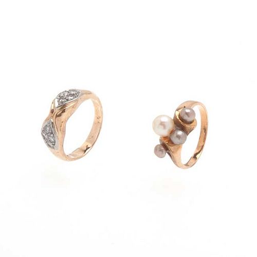 Dos anillos con perlas y diamantes en oro amarillo de 14k. 8 diamantes corte 8 x 8 ~0.40 ct. 4 perlas cultivadas color cre...