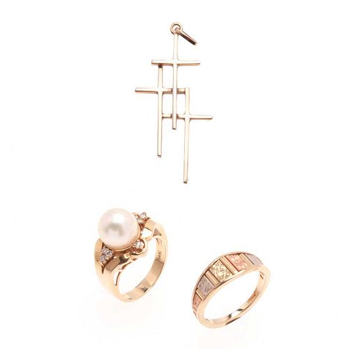 Dos anillos y cruz con perla cultivada color blanco de 8 mm y 6 diamantes corte 8 x 8. Talla: 4 1/2 y 5 1/2. Peso: 10.2 g.