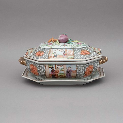 SOPERA. CHINA, SXX. Elaborada en porcelana estilo familia rosa. Entintada a mano con rosas, aves, motivos florales y geométricos