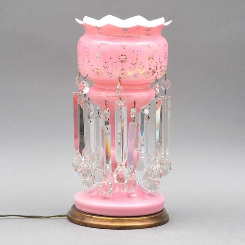 LÁMPARA DE MESA. SXX. Elaborada en cristal opalino en tono rosa. Decoración floral, con cristales colgantes facetados. Para 1 luz