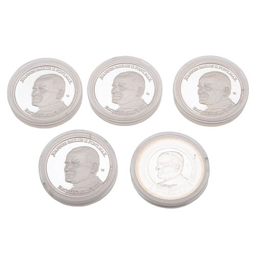 Cinco medalas de Juan Pablo II en plata ley .999. Peso: 150.8 g.