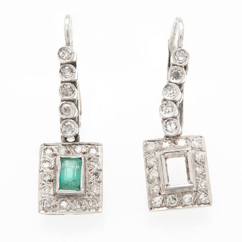 Par de aretes vintage con esmeralda y diamantes en plata paladio. 1 esmeralda corte rectangular de ~0.15 ct. Peso: 4.8 g. Nota...
