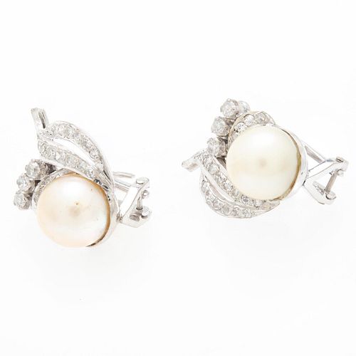 Par de aretes vintage con perlas y diamantes en plata paladio. 2 perlas color crema de 8 mm. 44 diamantes corte 8 x 8. Peso: 6...