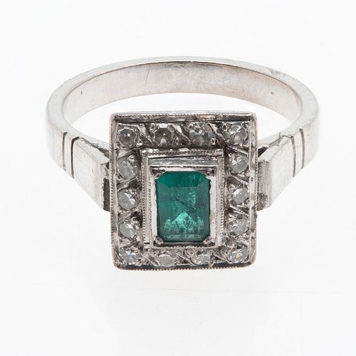 Anillo vintage con esmeralda y diamantes en plata paladio. 1 esmeralda corte rectangular de ~0.15 ct. 14 diamantes corte 8 x 8.<...