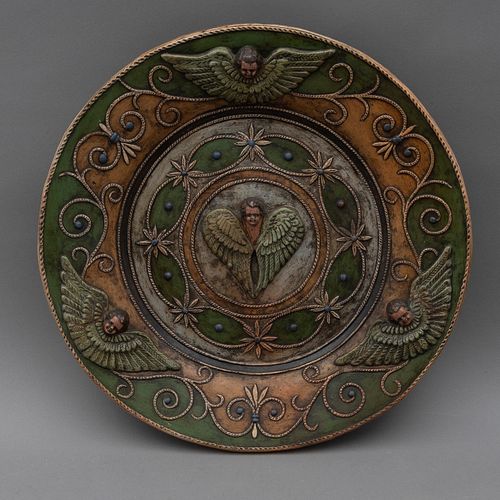 PLATÓN. SXX. Elaborado en cerámica policromada. Decorado con querubines en relieve, motivos florales y vegetales, en tono verde. 50 cm