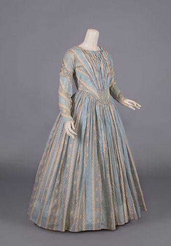 COTTON MULL DAY DRESS WITH DETACHABLE SLEEVES, c. 1844