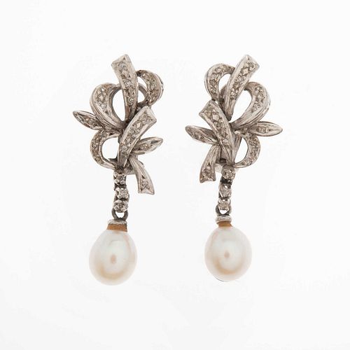 Par de aretes con perlas y diamantes en plata paladio. 2 perlas cultivadas color blanco de 6 mm. 30 diamantes corte 8 x 8. Pes...