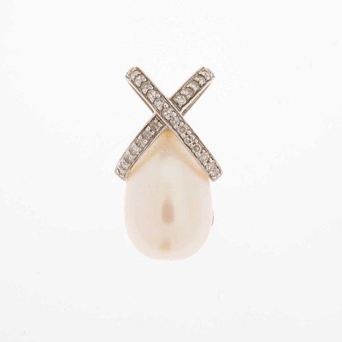 Pendiente con perla y diamantes en oro blanco de 14k. 1 perla cultivada oval de 10 x 15 mm. 27 diamantes corte 8 x 8. Peso: 3....