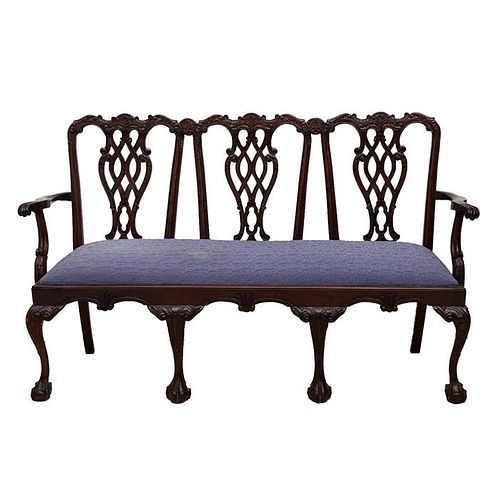 BANCA SIGLO XX Elaborada en madera Estilo Chippendale Con soporte tipo garra y respaldos calados, asiento de tapicería color azul