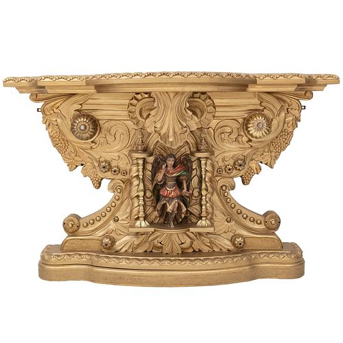 MESA CONSOLA SIGLO XX Elaborada en madera dorada Decorado con figura de arcángel, elementos arquitectónicos, vegetales y orgná...