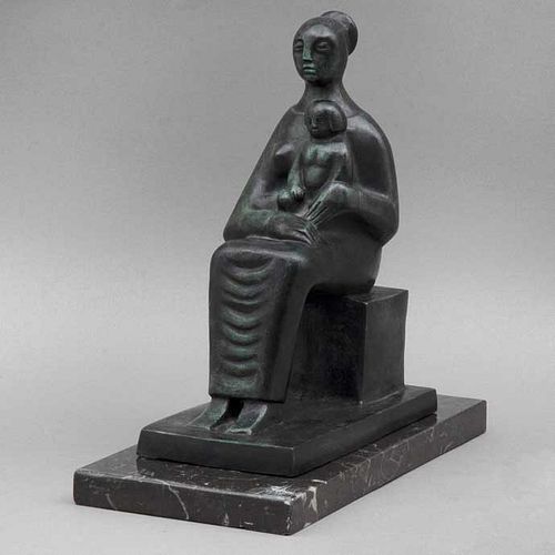 VIOLANO A.R.. Sin título (Maternidad). Elaborada en bronce, con pátina color verde. Con base de mármol negro. Firmada.29 cm