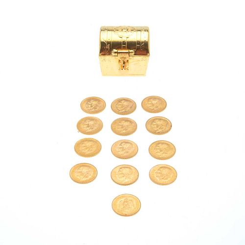 Trece monedas de dos y medio pesos en oro amarillo de 21k. Cofre metal dorado. Peso: 27.2 g.