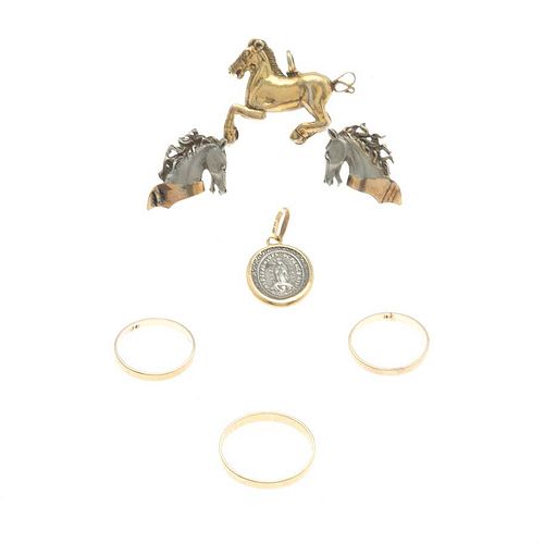 Tres argollas, par de broqueles, medalla de la Virgen de Guadalupe y pendiente en forma de caballo en oro amarillo de 14k y plata .9...