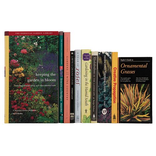 Libros sobre Jardinería.  Varios formatos. Algunos títulos: A Year of Roses. The National Trust Guide Lawns & Ground Cover. Piezas: 10.