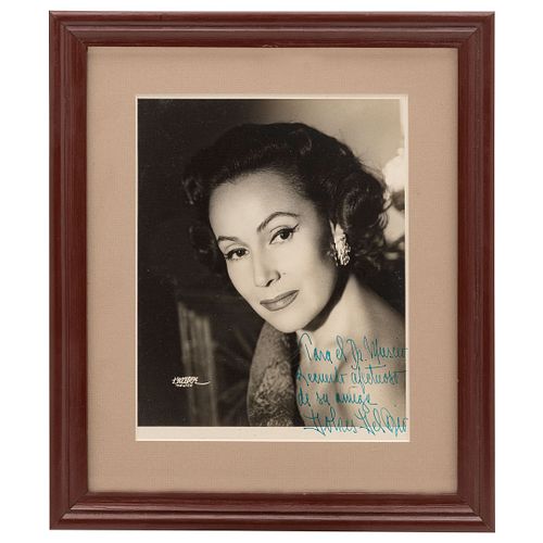 Yazbek, Tufic. Retrato de Dolores del Río. Fotografía, 24.5 x 19 cm. Firmada y dedicada por Dolores del Río. Firma al negativo