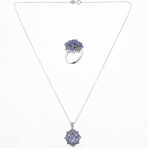 Collar, pendiente y anillo con 10 tanzanita corte cabujón y circonias en plata .925. Peso: 12.2 g.