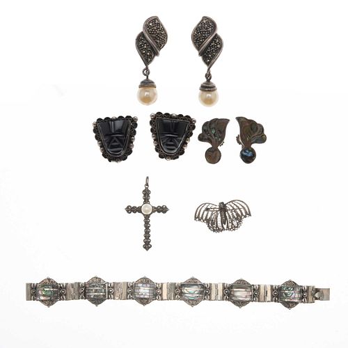 Pulsera, cruz, 3 pares de aretes y prendedor con madreperla, marquesitas 3 perlas y dos tallas de ónix en plata .925. Peso: 48.3 g...