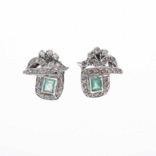 Par de aretes vintage con dos esmeraldas corte cojín y 50 diamantes corte 8 x 8 en plata paladio. Peso: 4.9 g.