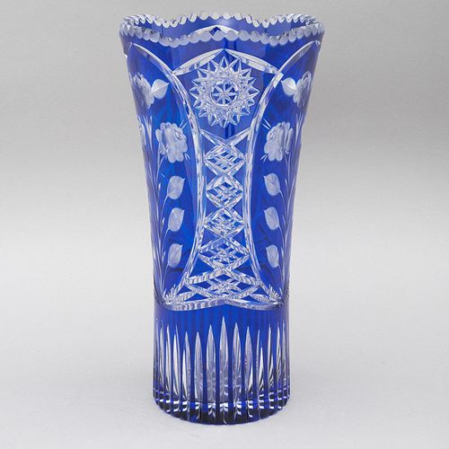 FLORERO CHECOSLOVAQUIA, SIGLO XX Elaborado en cristal de bohemia en color azul Diseños facetados 38 cm altura Detalles de...